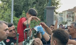 Okul bahçesine girmek isterken kolu demire saplandı!