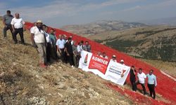 KOMDER muhtarlarından Ahır Dağı’ndaki dev bayrak projesine destek ziyareti