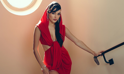Hande Erçel Bodrum’da mavi bikisiyle göz kamaştırdı!