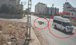 Motosiklet minibüse çarptı, araçta sıkıştı
