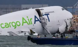 Türk şirketine ait kargo uçağı pistten çıktı denize sürüklendi: 2 ölü