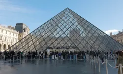 Paris'te dünyaca ünlü Louvre Müzesi'nde tarihi mücevherler çalındı