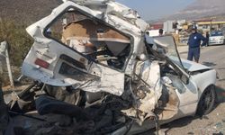 Tır, ışıkta bekleyen 5 aracı biçti