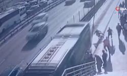 Metrobüs engelli yolcuya çarptı, yaşlı adam hayatını kaybetti: O anlar kamerada