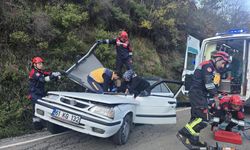 Yamaçtan kopan kaya aracı ezdi: 5 Kişi yaralandı
