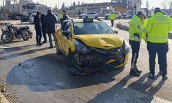Kahramanmaraş'ta taksi ile sepetli motosiklet çarpıştı: 2 yaralı