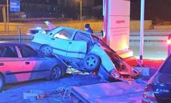 Park halindeki araçlara çarpan otomobil hurdaya döndü: 1 ölü, 1 ağır yaralı
