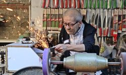 Antalya’da bıçak bileme ustası mesleğini yaşatıyor, 50-60 bin liraya çırak bulamıyor