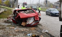 Kamyonun çarptığı Tofaş kağıt gibi katlandı: 4 yaralı