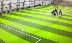 Halı sahadaki tekme tokatlı kavga anbean kameraya yansıdı!