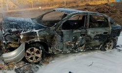 Alev alev yanan otomobil hurdaya döndü