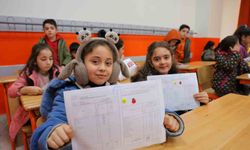 Kahramanmaraş'ta karne heyecanı! i Haydar Aliyev İlkokulu’nda karneler verildi