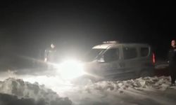 Tipi bastırdı, Yol kapandı: Polis ekipleri iş makineleriyle kurtarıldı