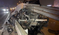 Otomobil Bariyere Saplandı: Hurdaya Döndü