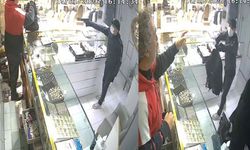 Silahlı kuyumcu soygunu anbean kamerada! Yaklaşık 3 milyon liralık altınla kayıplara karıştı