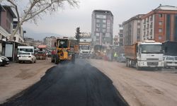 Hükümet Bulvarı’nda sıcak asfaltla yol yenileme başladı