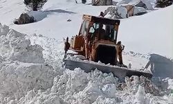 Kar yağışı hayatı durdurmadı: Büyükşehir’den 7/24 müdahale