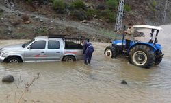 Hatay’da sağanak kabusa döndü: Caddeler göle döndü
