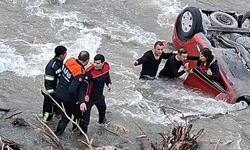 Amasya’da otomobil köprüden nehre uçtu! Anne-kızı ekipler kurtardı