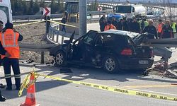 Karaman’da  otomobil bariyerlere ok gibi saplandı! Anne ve baba öldü, çocuk yaralı