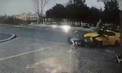 İstanbul'da taksi ile motosiklet kafa kafaya çarpıştı!