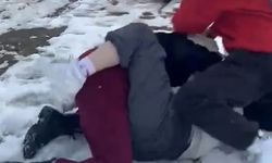 Okul yolunda şiddet! Küçük kızları dakikalarca darp ettiler