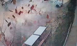 Karaman’da uçan çatının altında kalmaktan saniyelerle kurtuldu