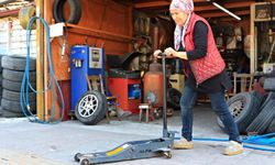 Oto lastik tamirine kadın eli değdi: Elinde krikoyu gören şoförler şaşırıyor