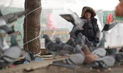 "Çocukların Kuşçu Dedesi" kuşlar için meydanı terk etmiyor