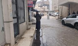 Şanlıurfa'da sağanak yağış cadde ve sokakları göle çevirdi