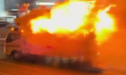 Japonya’da alev alan kamyonetin şoförü, aracını itfaiye istasyonuna sürdü