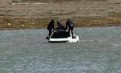 Kahramanmaraş'ta otomobille girdikleri gölde mahsur kaldılar