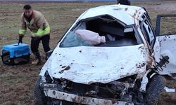 Kahramanmaraş’ta otomobil tarlaya savruldu: 2 yaralı
