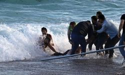 Dalgalar yuttu: İnsan zinciri yetmedi, 1 can gitti