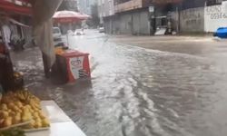 Yağmur değil afet! Sokaklar nehre döndü