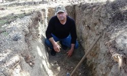 Kemal Sunal’ın Meraklı Köfteci filmi Karabük'te gerçek oldu: "Dokuz canımı tükettim" diyerek kendi mezarını kazdı