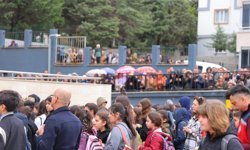 Saldırının gerçekleştiği okulun velileri çocuklarını öperek okula yolladı