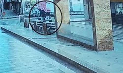 Suç makinesi önüne geleni satırla yaraladı, o anlar kameraya yansıdı