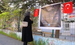 Saldırının yaşandığı okul önünde Kur’an-ı Kerim okuyup gözyaşı döktü