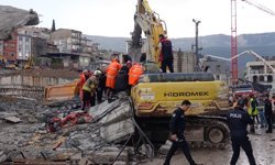 Göçük altında kaldı ekipler zamanla yarıştı: Mucize kurtuluş