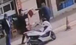 Adana’da sokak ortasında bıçaklı saldırı! Kameralar her şeyi kaydetti