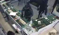 İstanbul'da panik kuyumcu soygunu girişimi! Kuyumcu bağırdı, hırsız kaçtı