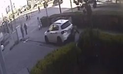 Eskişehir’de kaldırımda yürüyen yayanın otomobilin altında kaldığı anın görüntüsü ortaya çıktı