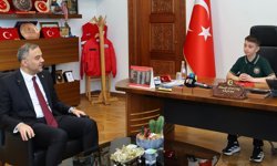Başkan Hanifi Toptaş koltuğunu minik Halil Sami’ye devretti