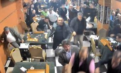 İstanbul'da otomobilden çıkan yüksek ses camları titretti kahvehanedekiler deprem korkusu yaşadı