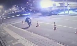 Bariyerler indi, sürücü durmadı! Trenle çarpışma kamerada