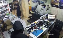 Hatay’da hırsızın arkadaşı ‘kamera var’ dedi, aldırış etmeyip telefonu çaldı