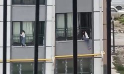 Hatay’da camdan çıkarak korkulukta gezinen çocuk, yürekleri ağza getirdi