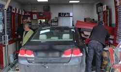 Park etmek isterken iş yerine girdi! 3 yaralı