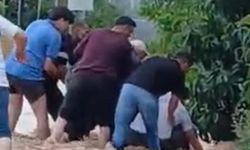 Sele kapılan vatandaşı çevredekiler kurtardı